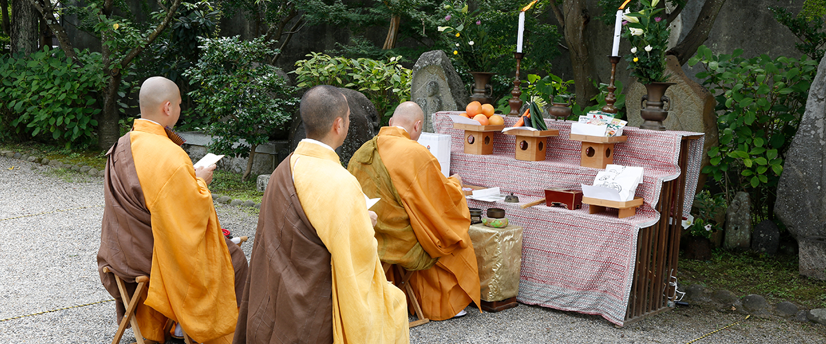 肘塚不動尊供養